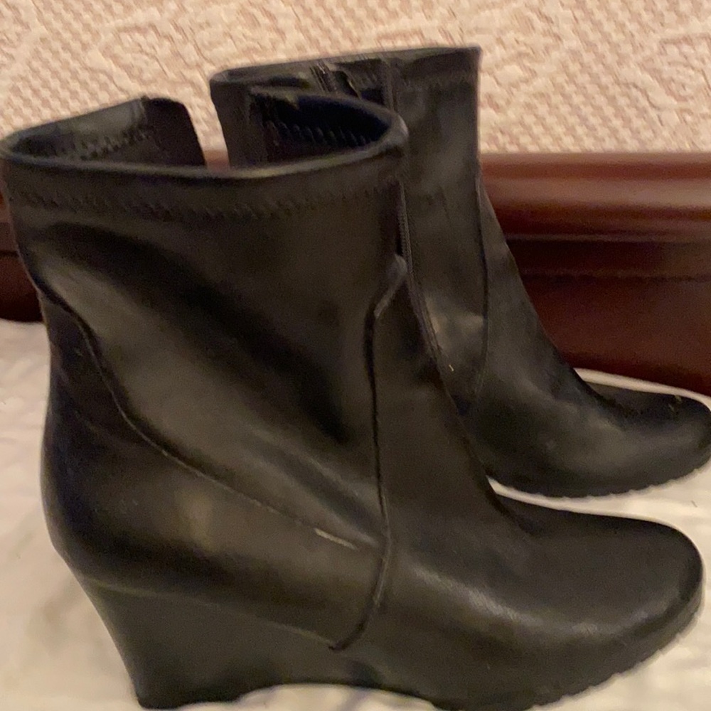 Side zip wedge leather ankle boots